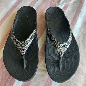 OOFOS Black Special Edition Women's US 10 Sandals Flip Flops